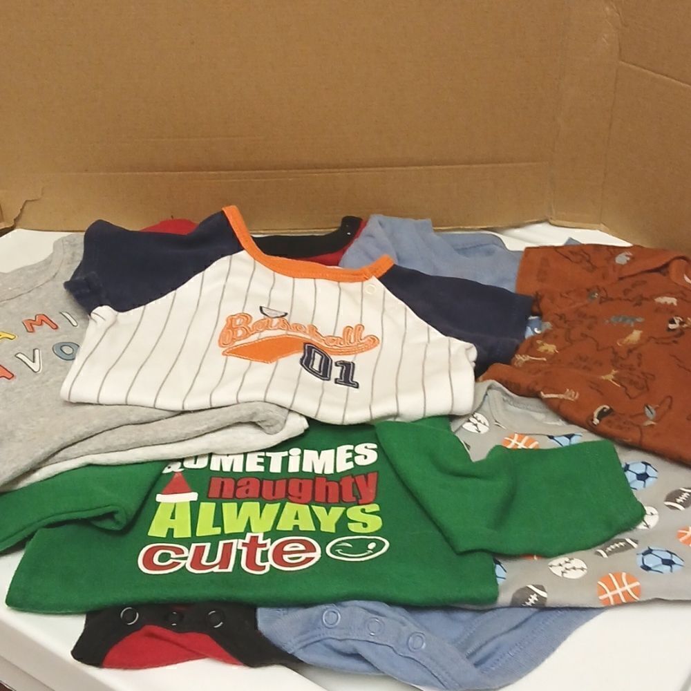 CARTERS, GARANIMAL, HOLIDAY TIME, ONESIES, & MODERN MOMENTS 12M BUNDLE OF ONESIE